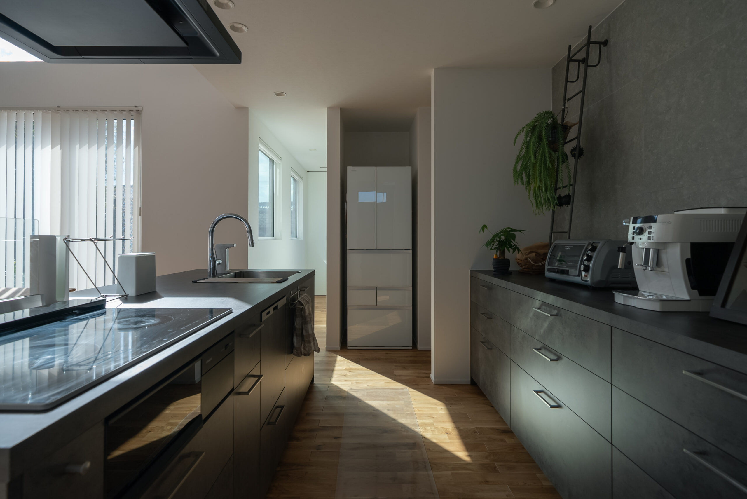 背面収納のあるアイランドキッチン