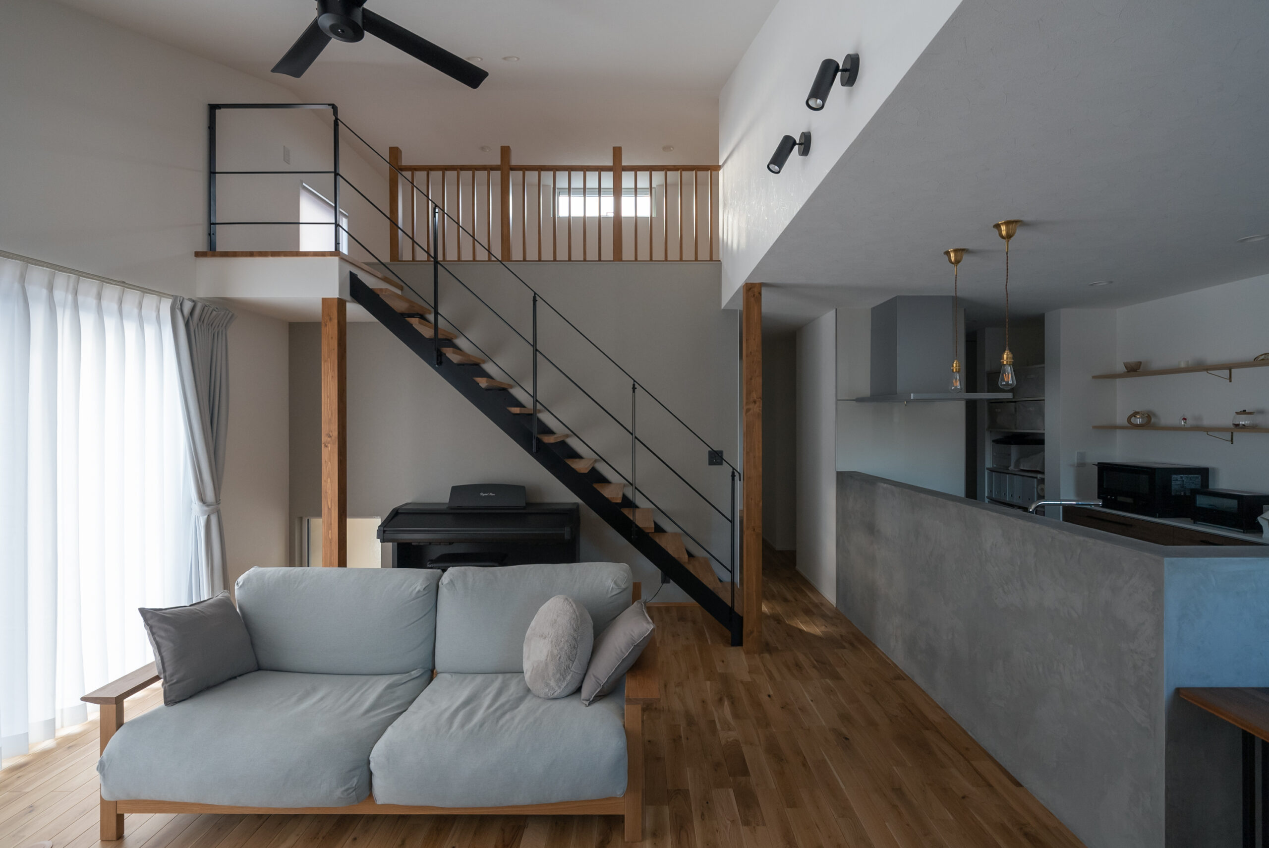 ロフトに繋がるリビング階段