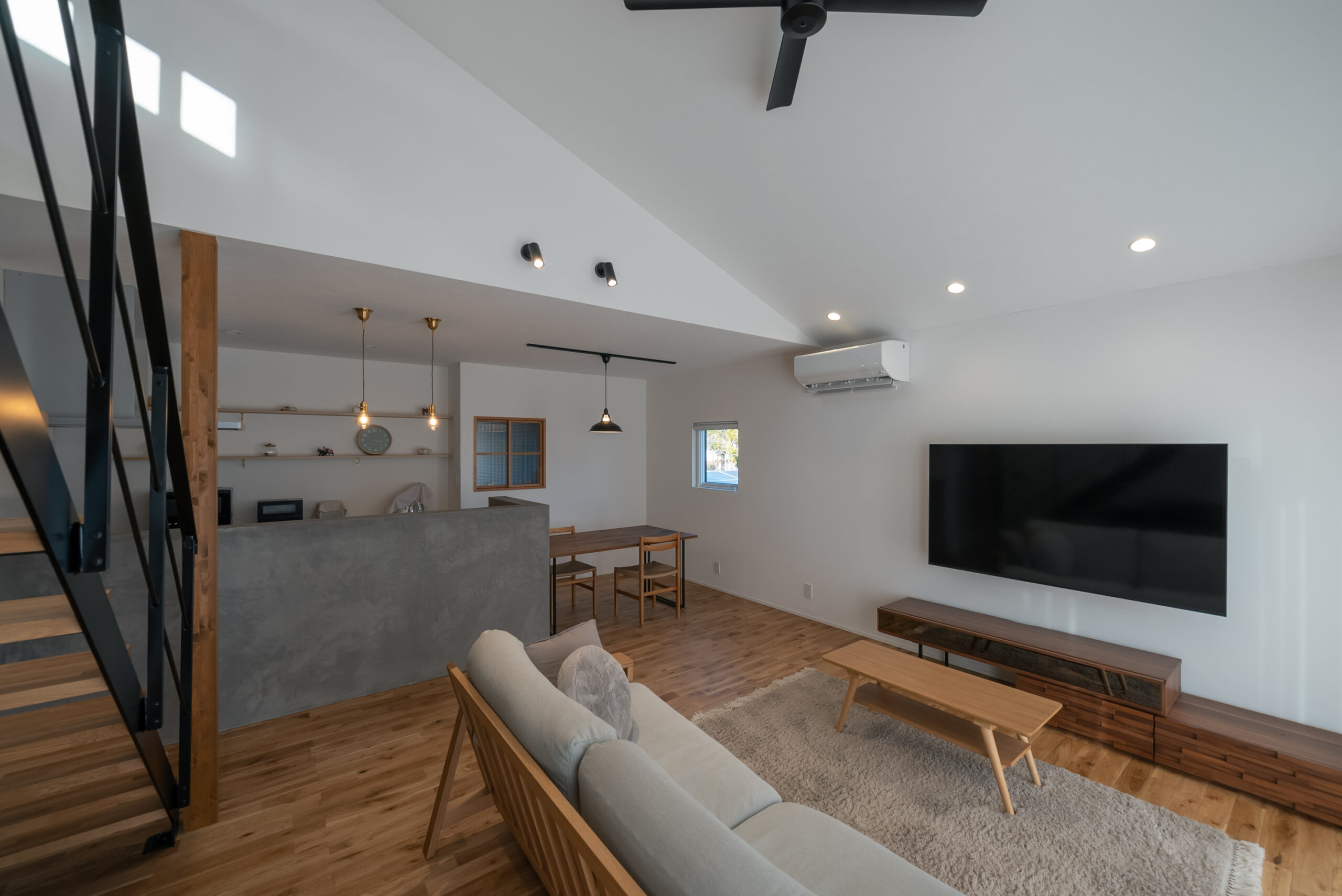 勾配天井で開放感のあるリビング