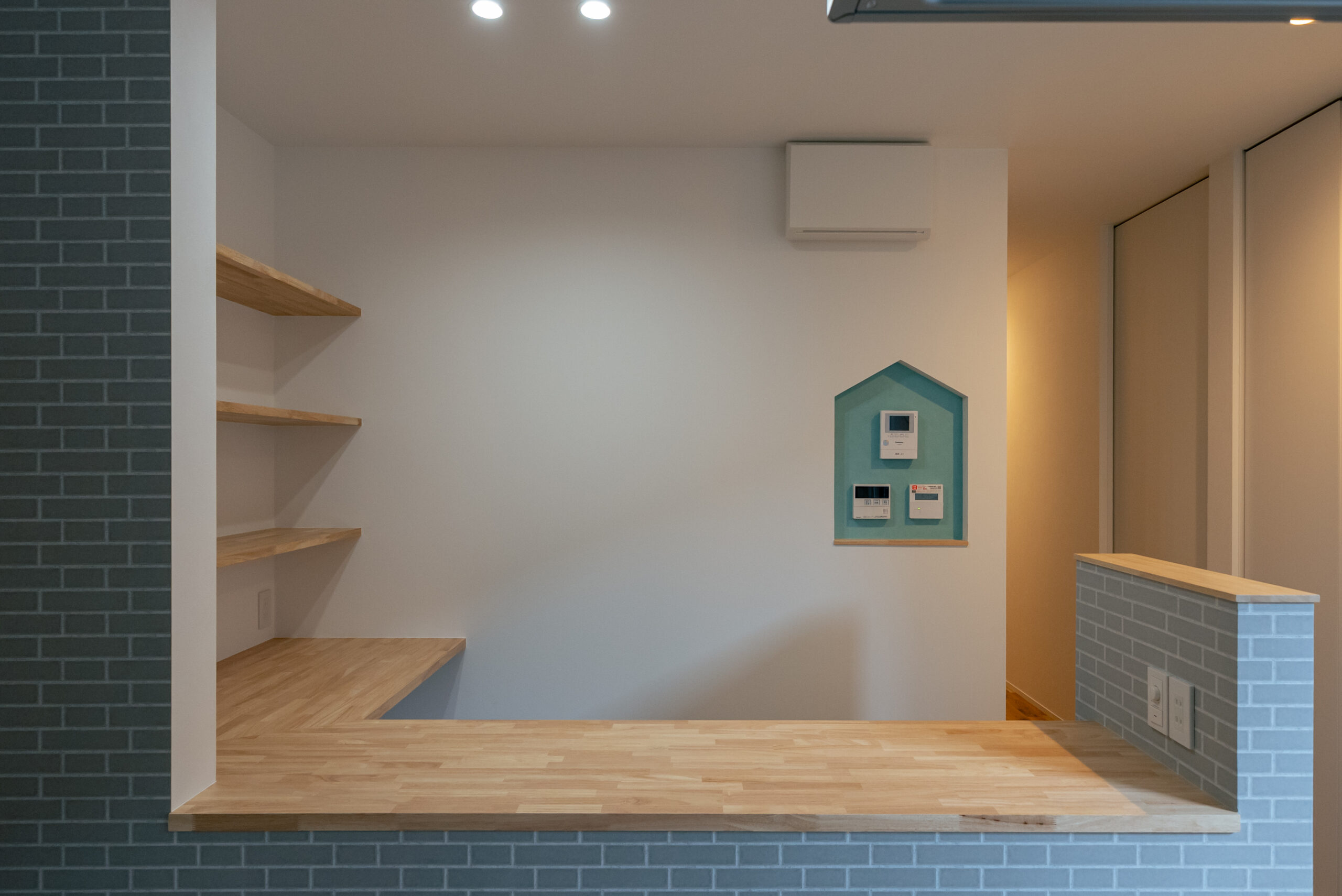 キッチン横の造作カウンターでつくられた書斎