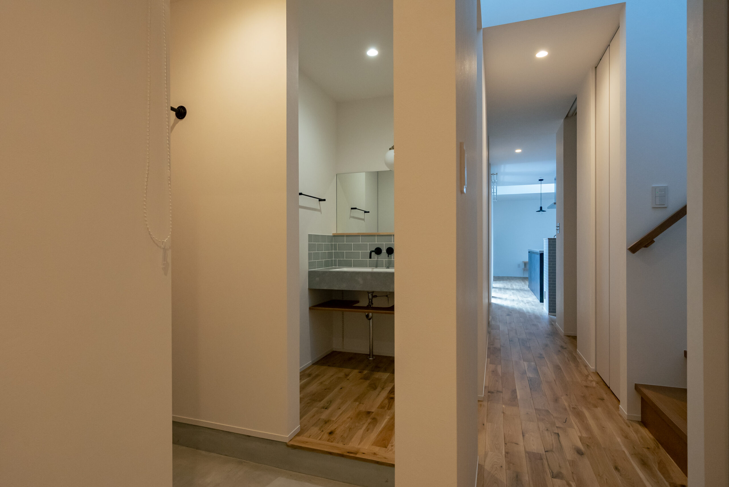 玄関付近に配置した洗面所とトイレ