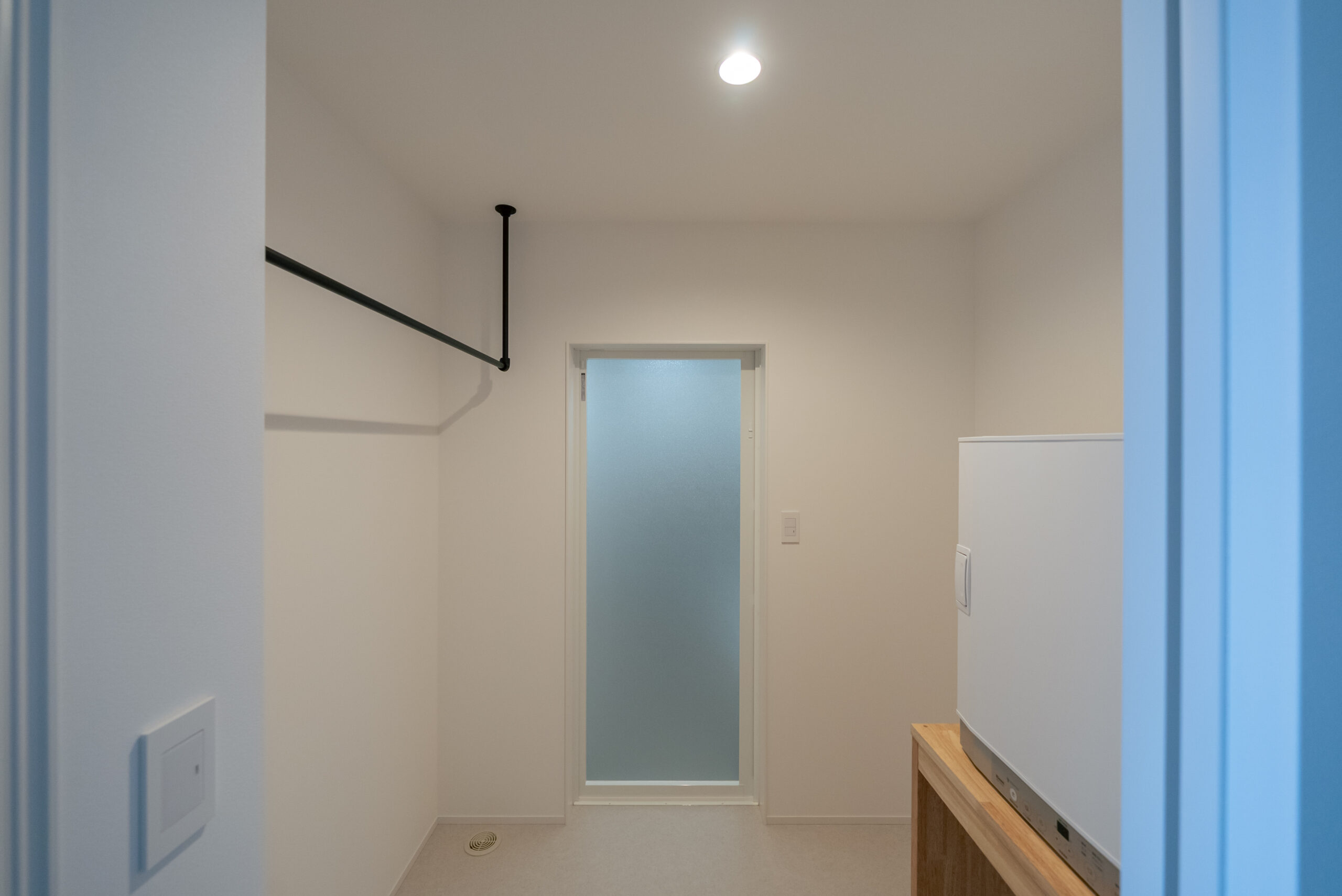 物干しパーツと造作カウンターのあるランドリー