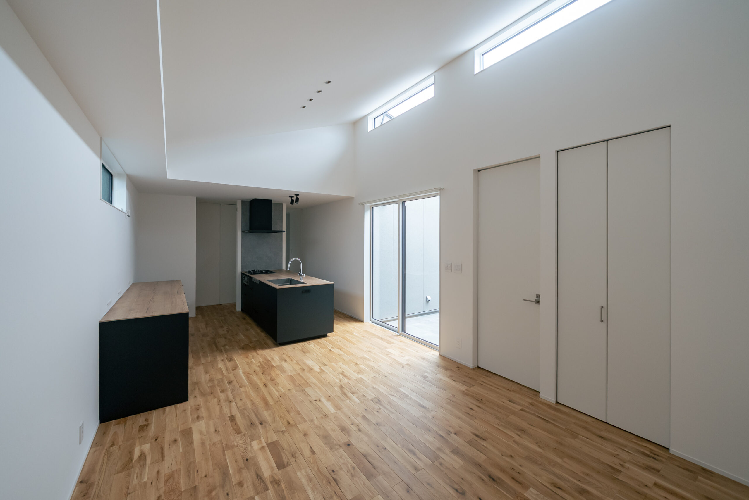 テラスと寝室に繋がるLDK