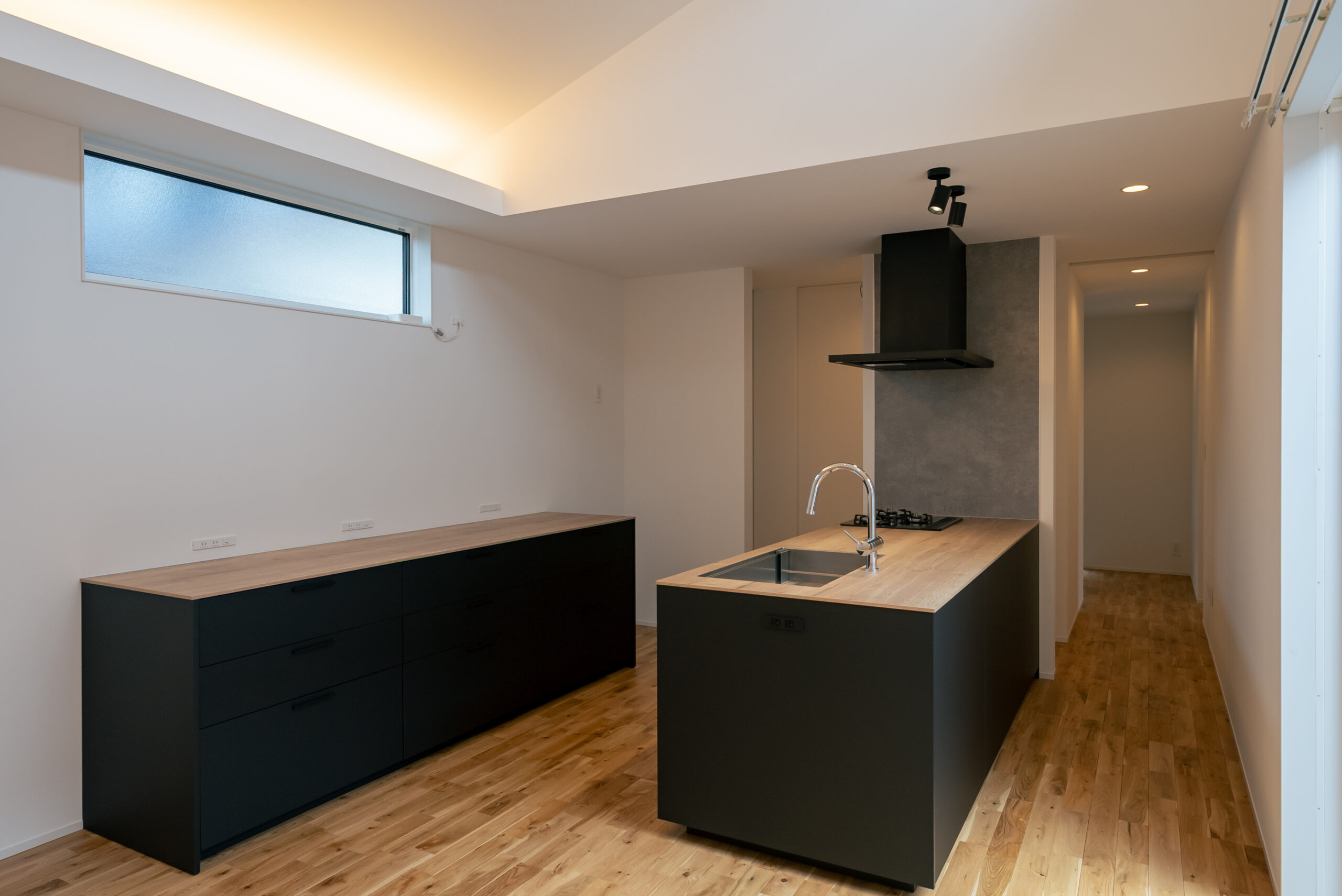 天板が板張りのペニンシュラキッチン