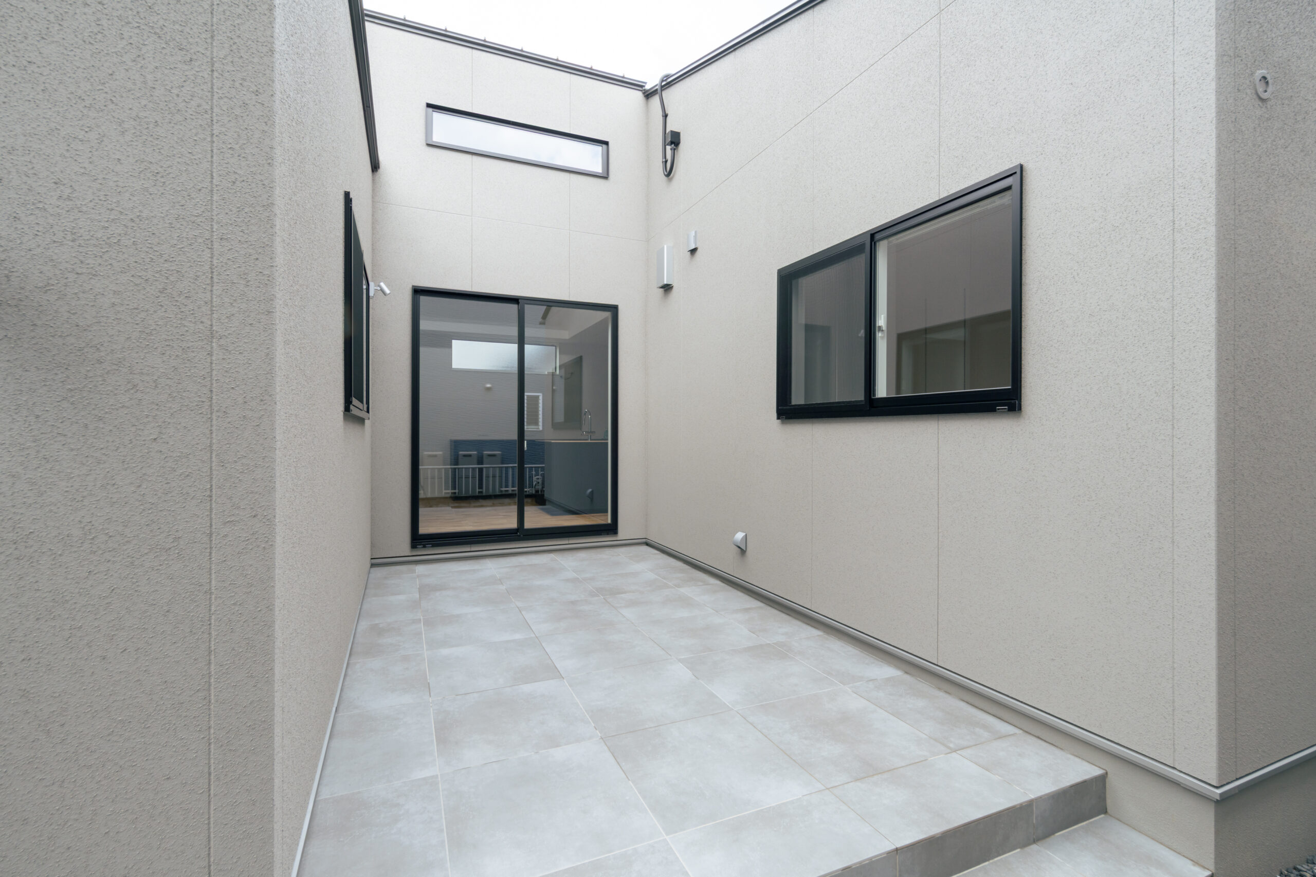 壁に囲まれたプライベートテラス