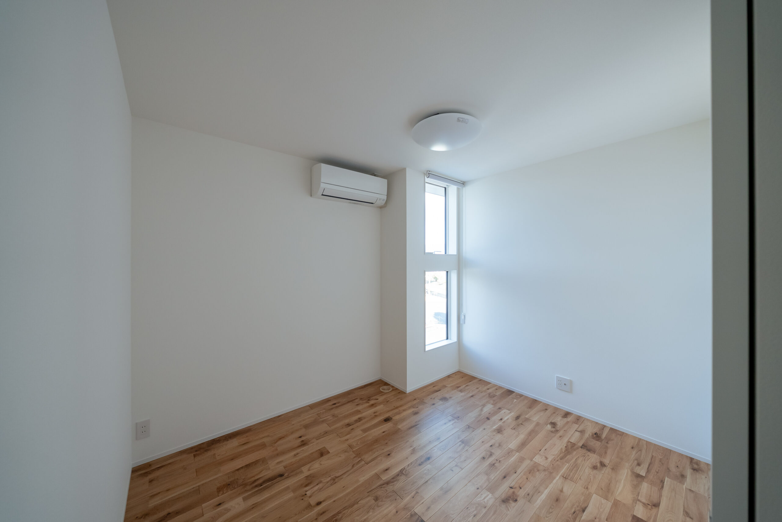 窓から光が入り込むトレーニングルーム