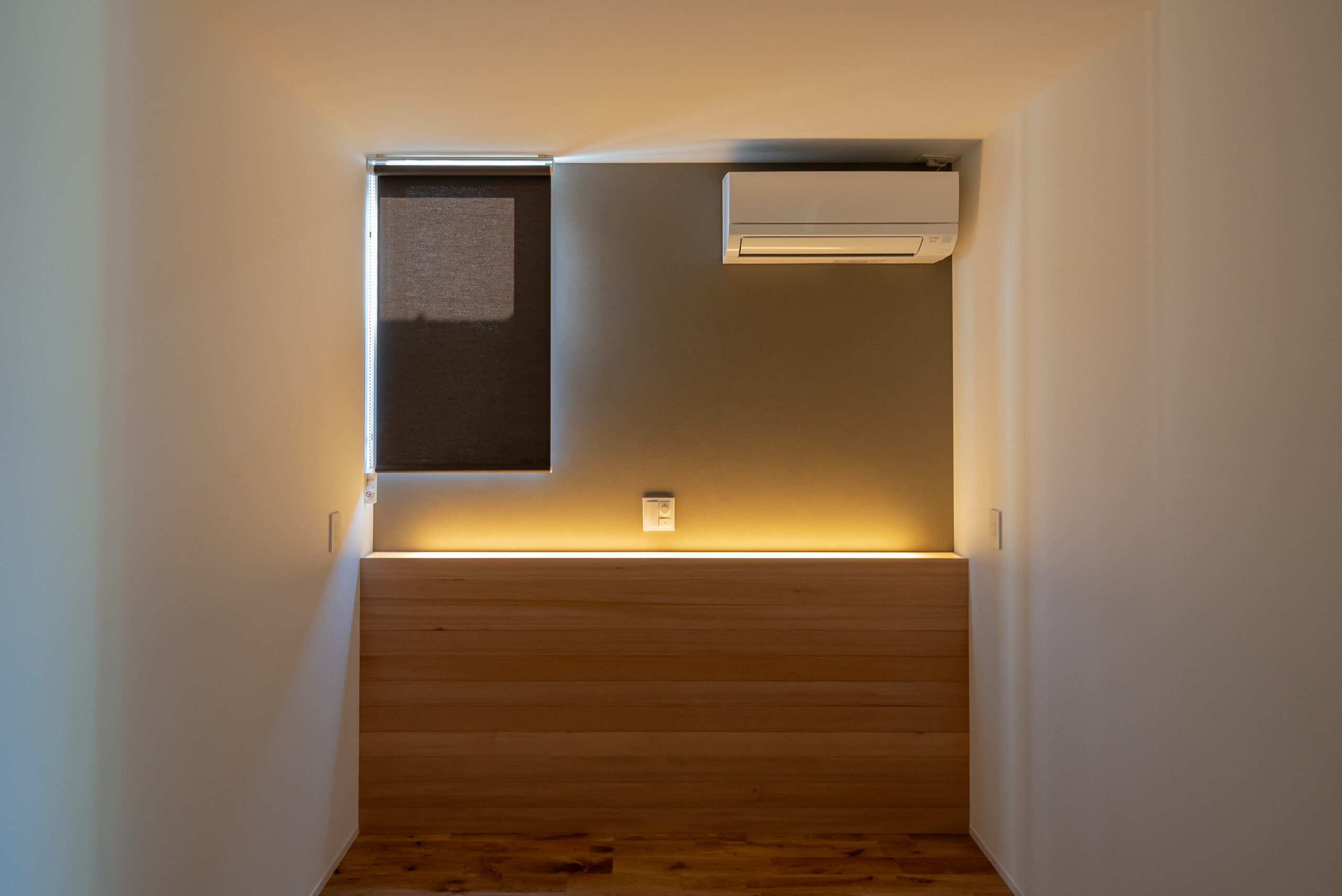 ヘッドボード裏に間接照明を仕込んだ寝室