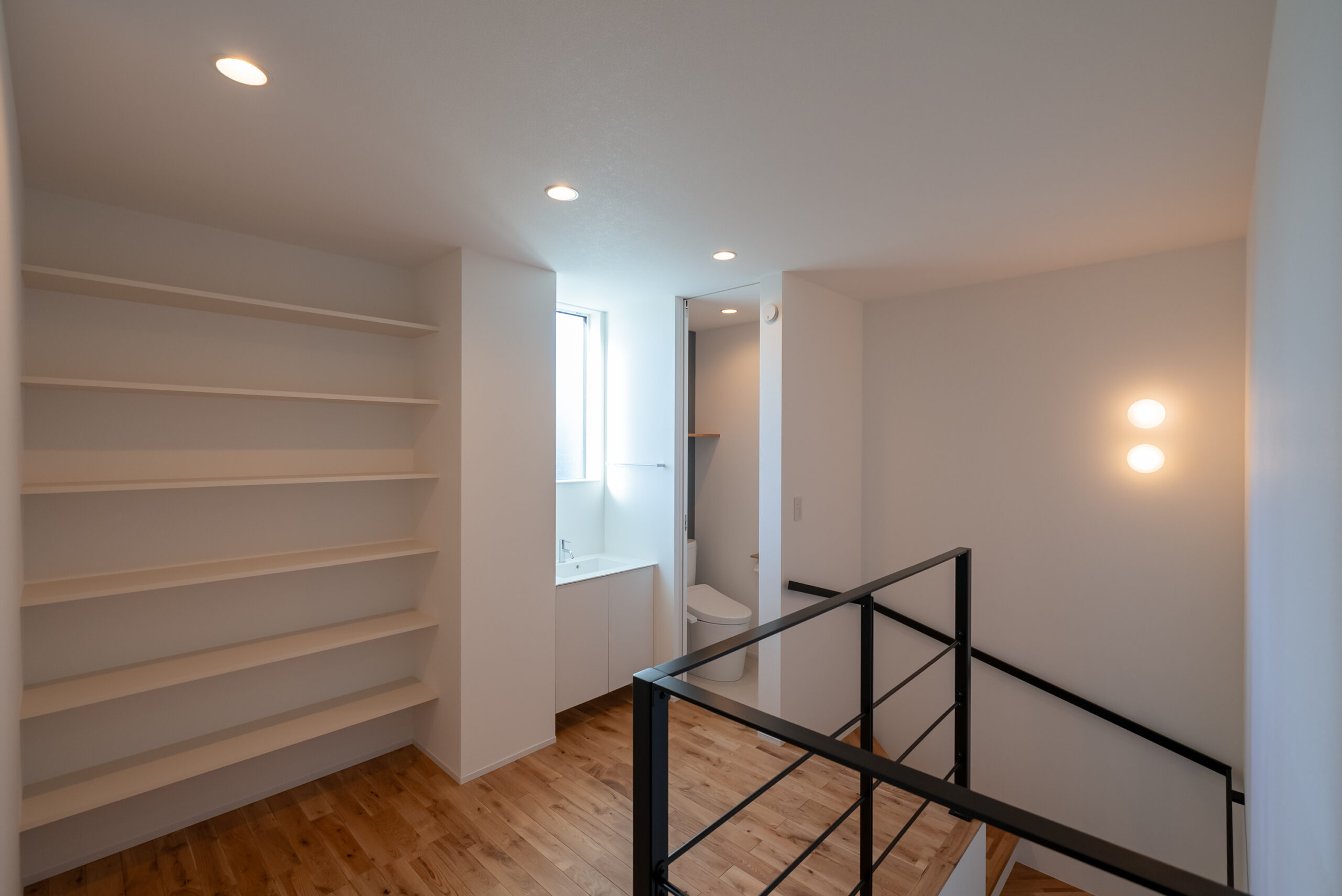 鉄骨の手摺り開放感のある2階ホール