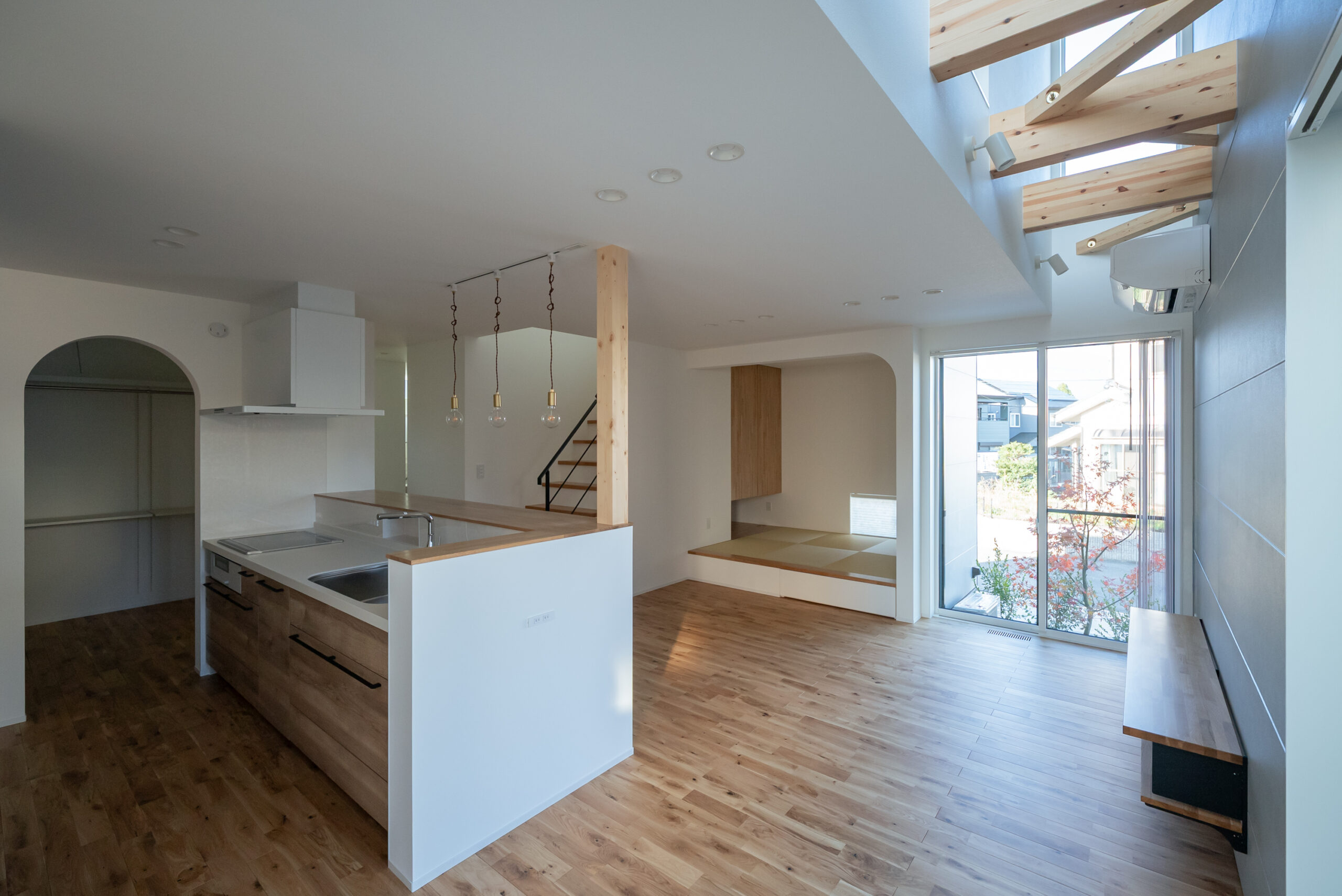 リビング全体を見渡せるキッチン