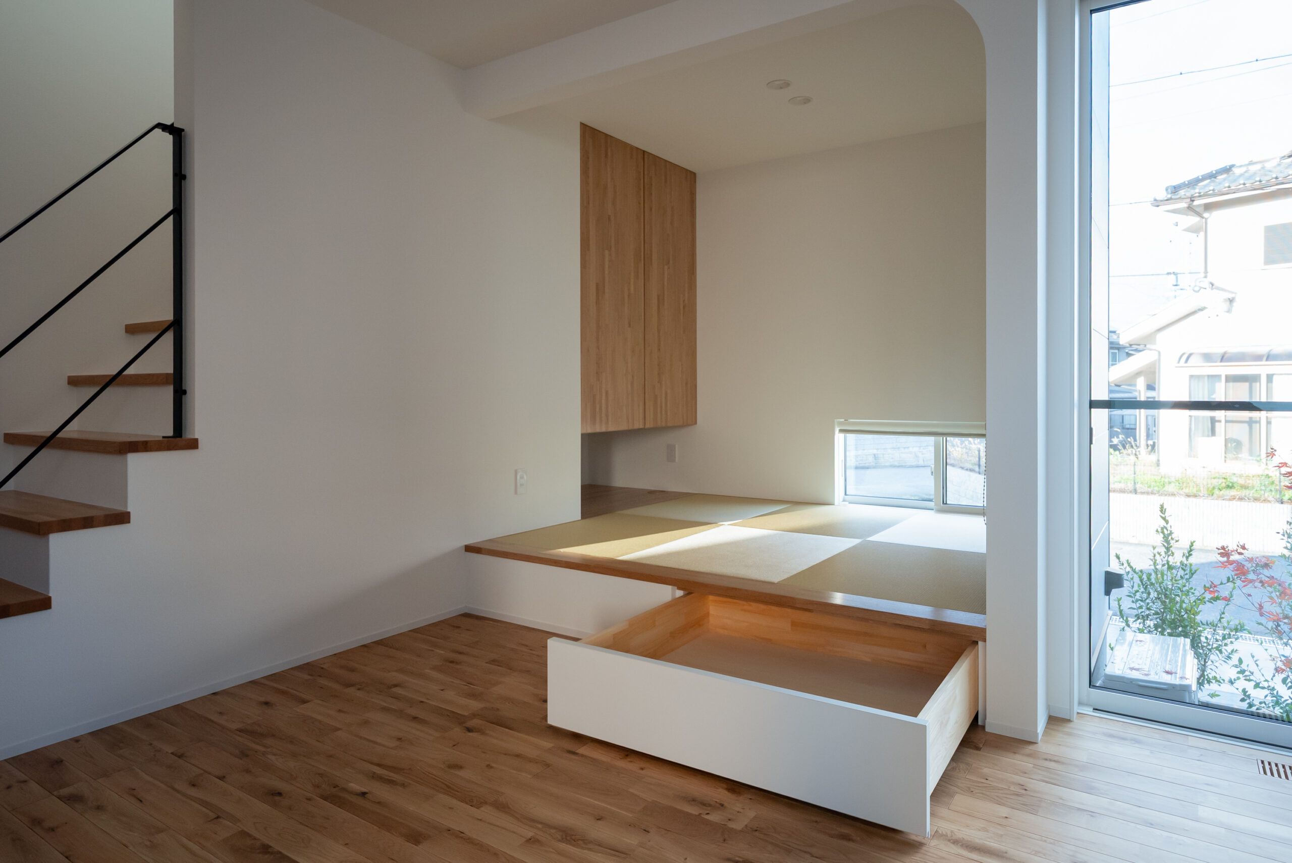 畳下と壁面に収納のある小上がり畳スペース