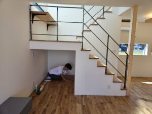 図面と照らし合わせて確認するスタッフ